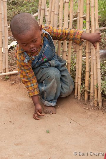 DSC_6531.jpg - Kid playing at marbles