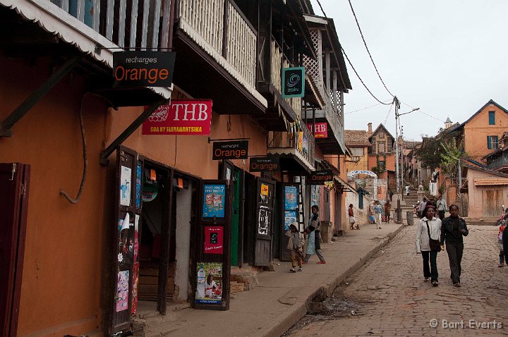 DSC_6546.jpg - old streets Fianarantsoa but with Mobile network