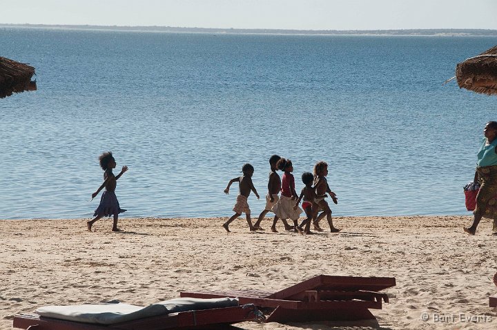 DSC_6085.jpg - kids marching on the beach