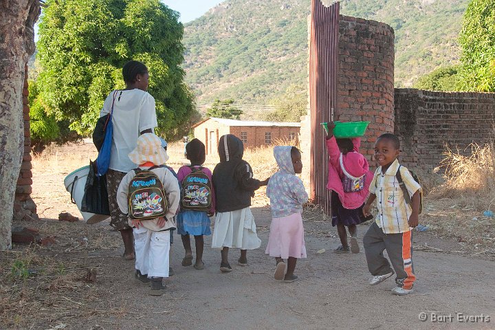 DSC_2967.jpg - Kids to school