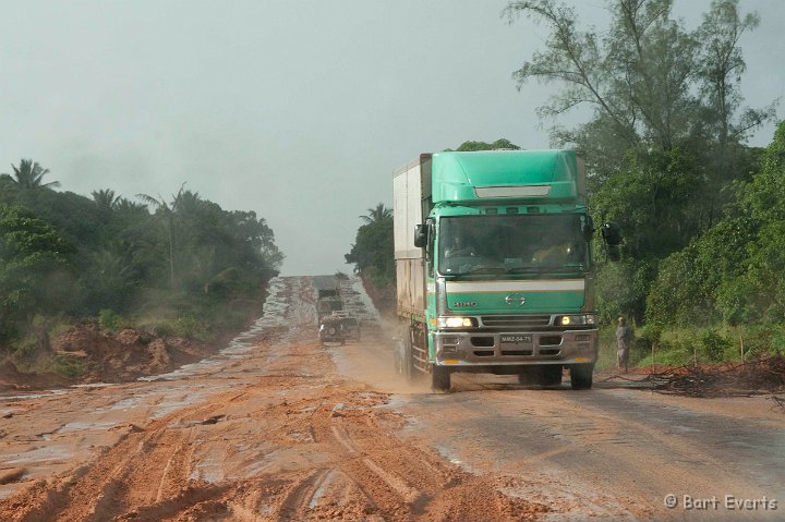 DSC_2630.jpg - trying to pass slipping lorries