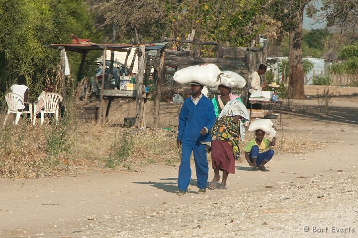 DSC_4572.jpg - People along the road