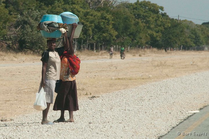 DSC_4579.jpg - People along the road