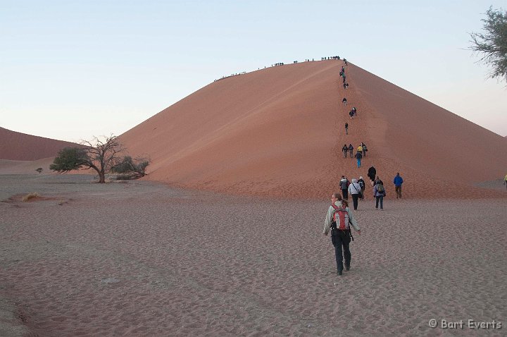 DSC_5480.jpg - Climbing dune 45 before sunrise