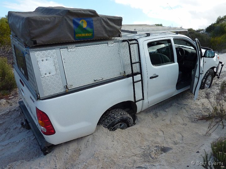 P1000894.JPG - How to drive a 4x4 in sand the wrong way...