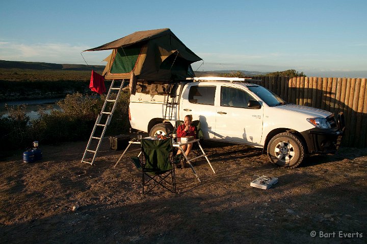 DSC_1343.jpg - Our car with pitched rooftoptent