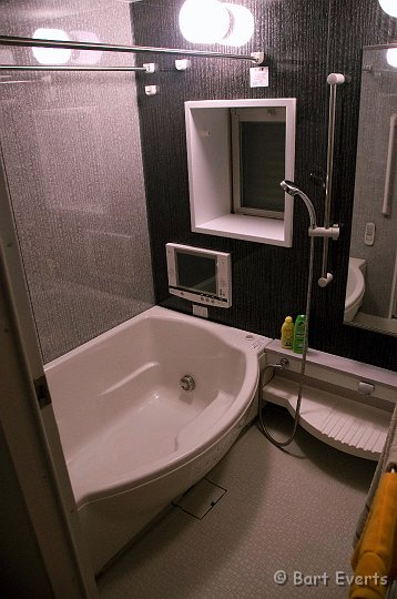 DSC_4931.jpg - our bathroom with TV!