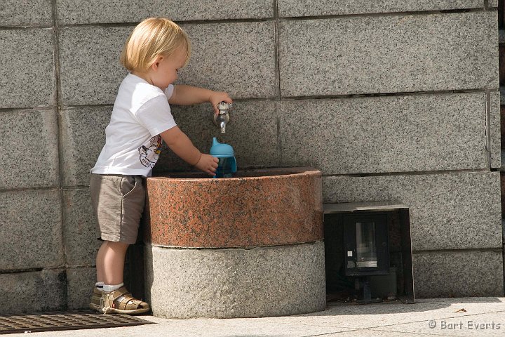 DSC_4972.jpg - Koen playing with water