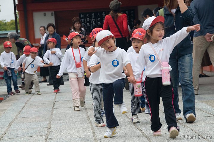 DSC_5039.jpg - Schoolkids on a day outing