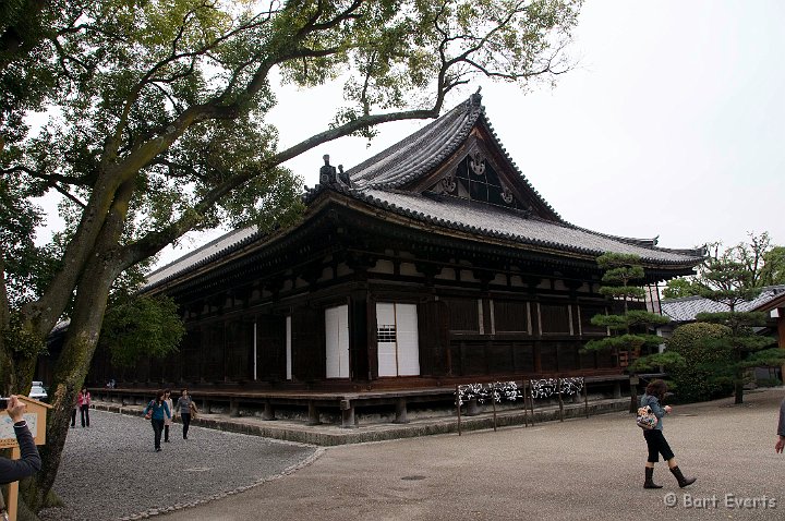 DSC_5070.jpg - The Sanjusangen-do containing hundreds of statues of Kannon, The Buddhist goddess of mercy