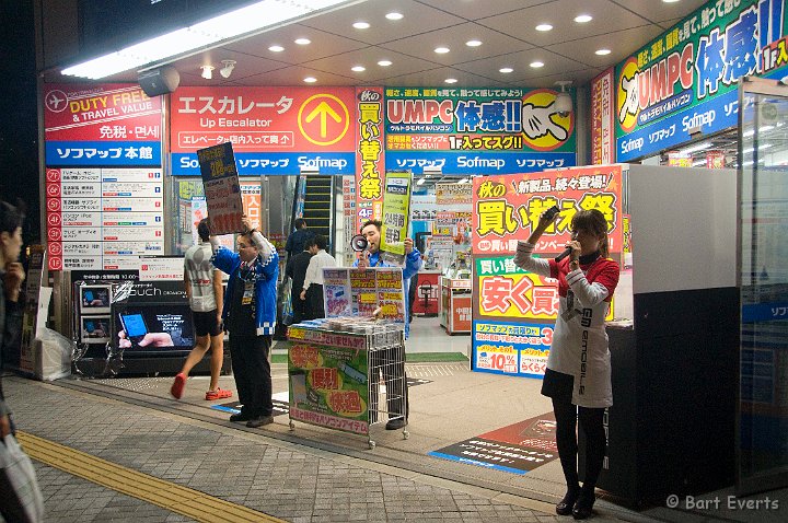 DSC_5466.jpg - Electric city of Akihabara: They're trying to lure you in