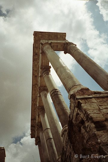 Scan10096.jpg - Ruin of one of the Temples on Forum romanum