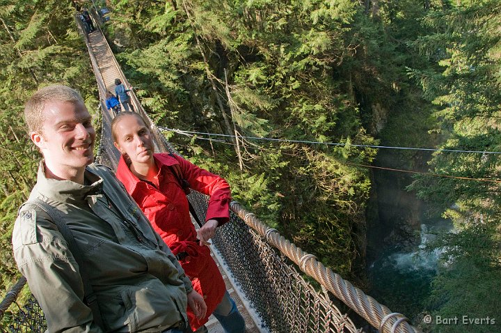 DSC_6981.jpg - The 'dangling' suspension bridge with two Dutch Folks on it