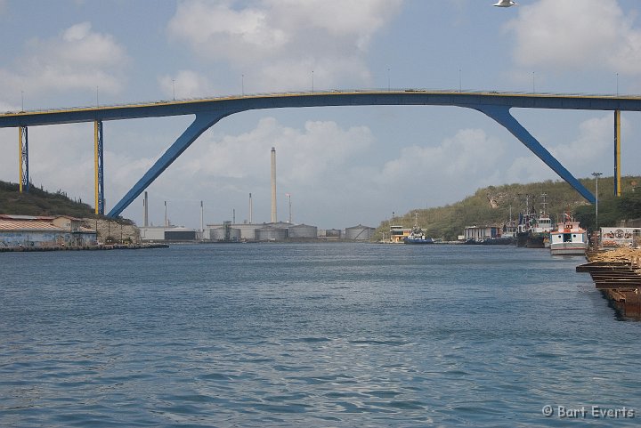 DSC_1086.jpg - The bridge with oilrefinery industry in the back