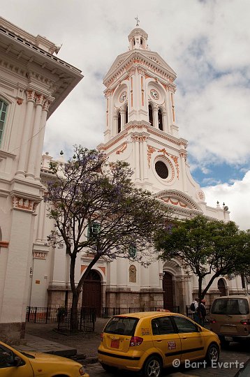 DSC_9418.JPG - one of the many churches in Cuenca