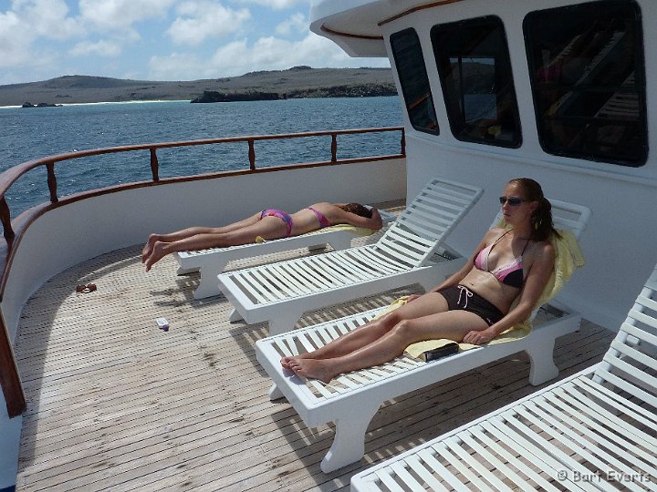 DSC_8050e.jpg - Having a hard time on board