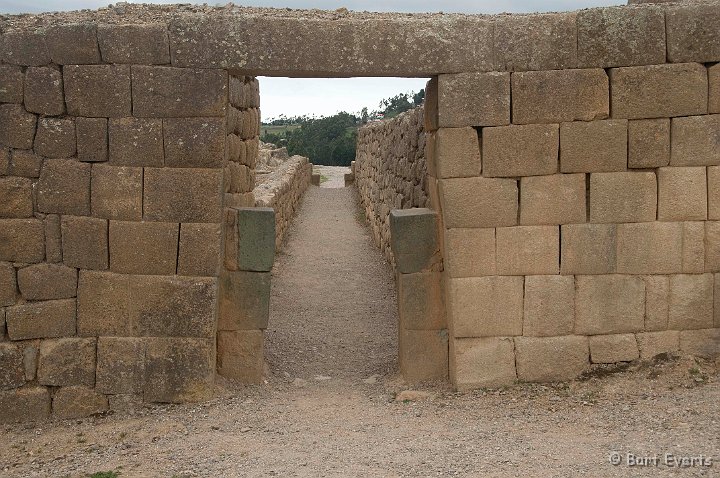 DSC_9544.JPG - The characteristic trapezoid shaped doorways