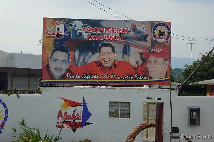 DSC_6065.jpg - on the way to the Llanos: Chavez is watching you