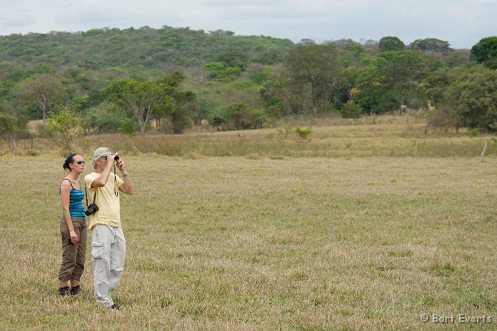 DSC_6628.JPG - Rianne and Brad watching the birds