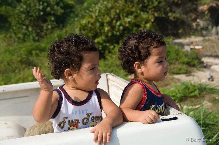 DSC_6694.JPG - Twins playing in the back of of pickuptruck