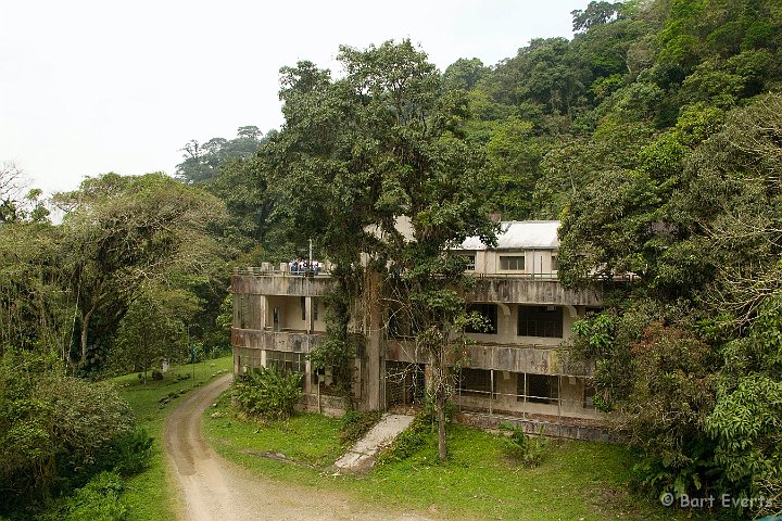 DSC_6078a.JPG - Rancho Grande: an unfinished hotel that now functions as a biological Research station at 1000m altitude